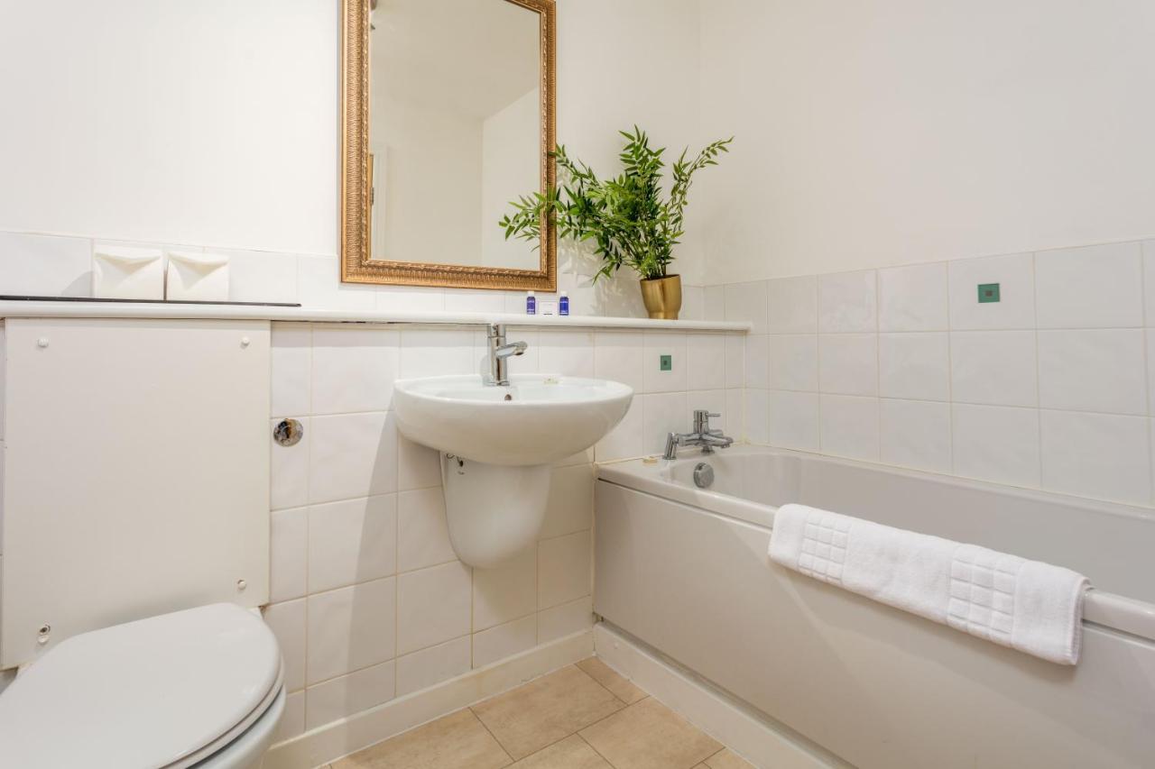 Walker Suite No53 - Donnini Apartments Kilmarnock Extérieur photo